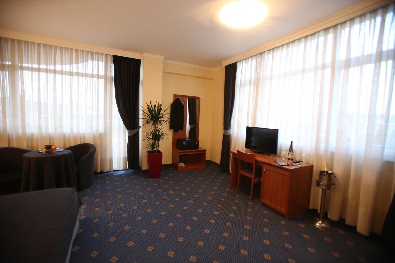 Hotel Continental Vorë 外观 照片