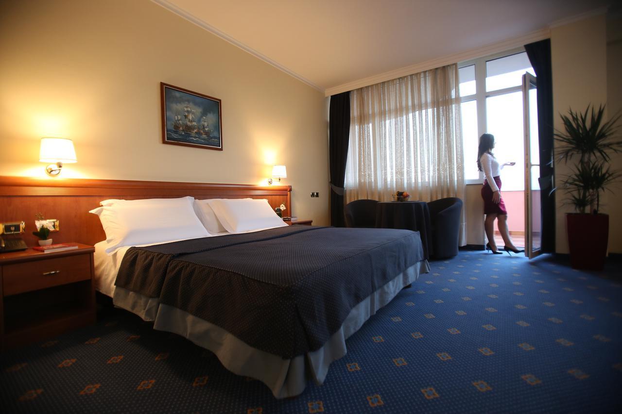 Hotel Continental Vorë 外观 照片