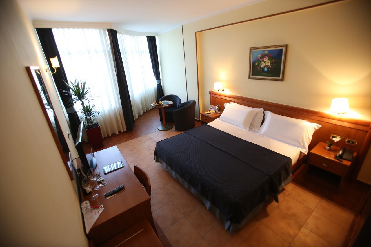 Hotel Continental Vorë 外观 照片